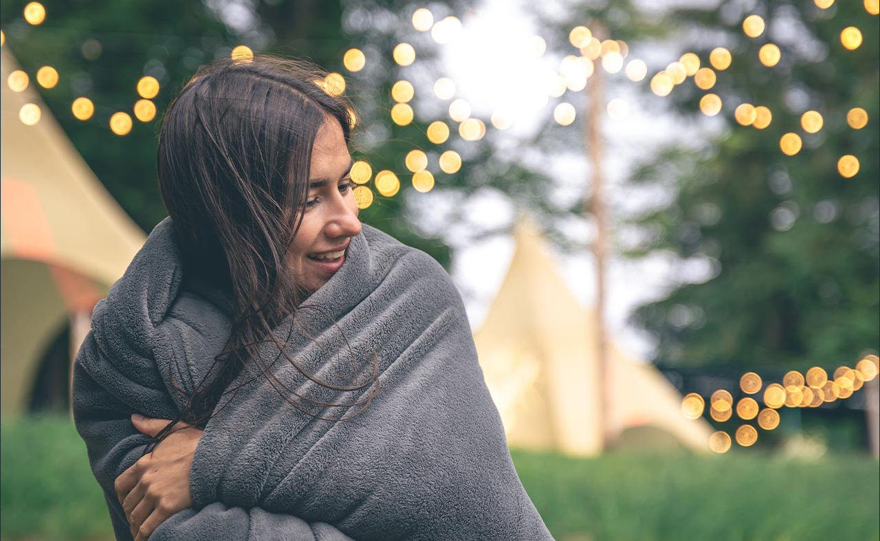 ragazza con coperta