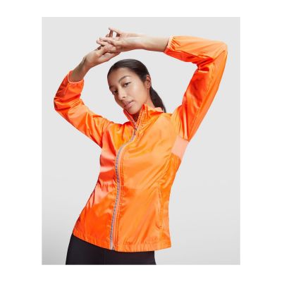 BEND - Light and breathable fitted windbreaker with raglan sleeves